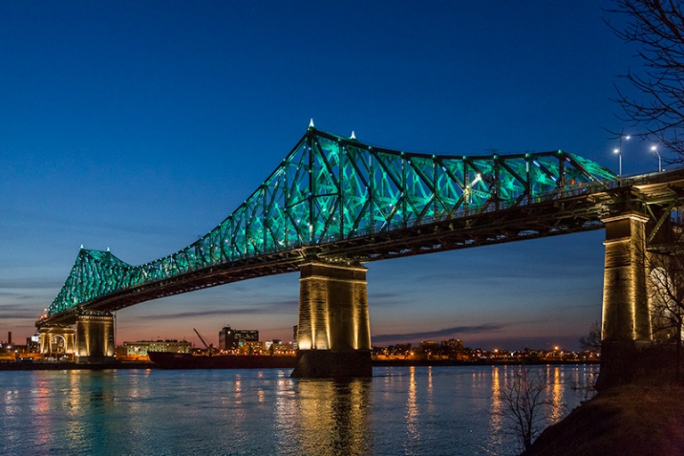 蒙特利尔的雅克·卡迪亚钢骨结构大桥 | 随城市脉搏舞动的大桥彩灯 | 来源：蒙特利尔旅游局