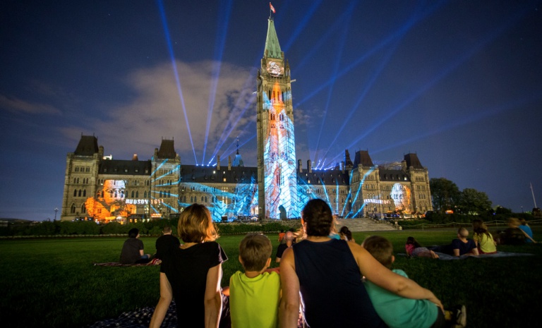 加拿大首都渥太华议会大厦灯光秀 | 来源：TKNL