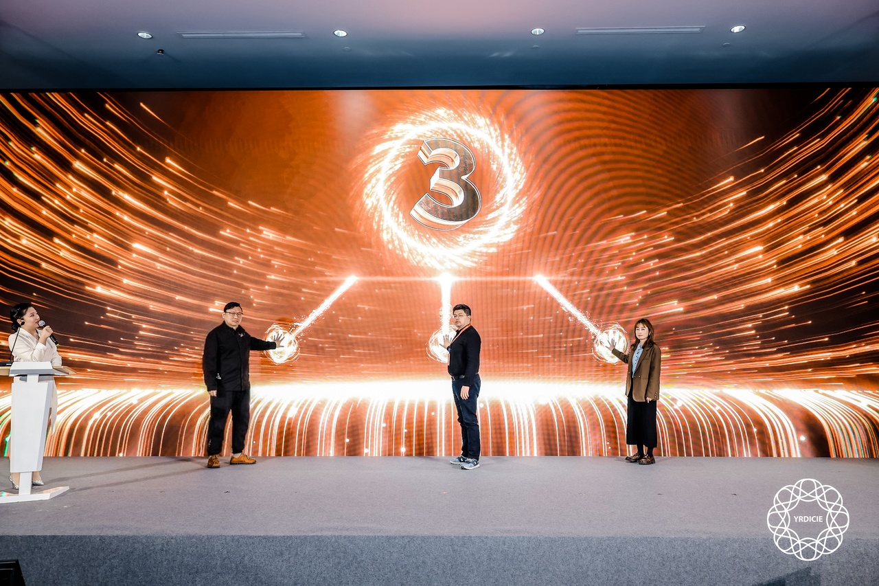 “第十艺术”启动仪式——由左至右依次为江杰先生（幻境国际沉浸产业平台CEO）、陈昕同志（上海市委宣传部发改办）、杨静女士（长三角文博会项目总监）